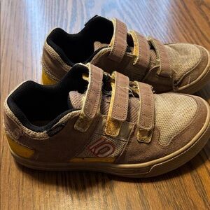 - Five Ten Boys and Girls Freerider VCS MTB Mountain Bike Shoes - Pre-owned 4.5